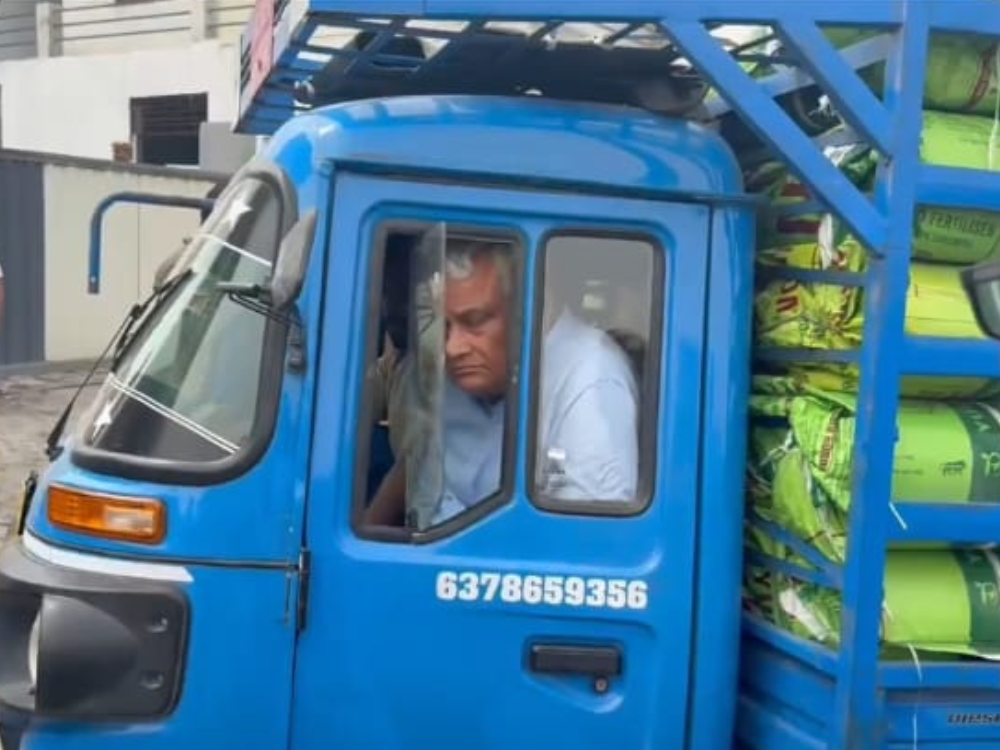 कृषि मंत्री डॉ. किरोड़ी लाल मीणा ने नकली खाद बनाने वाली फैक्ट्रियां पकड़ी ; टेम्पो में सवार होकर पहुंचे मंत्री 