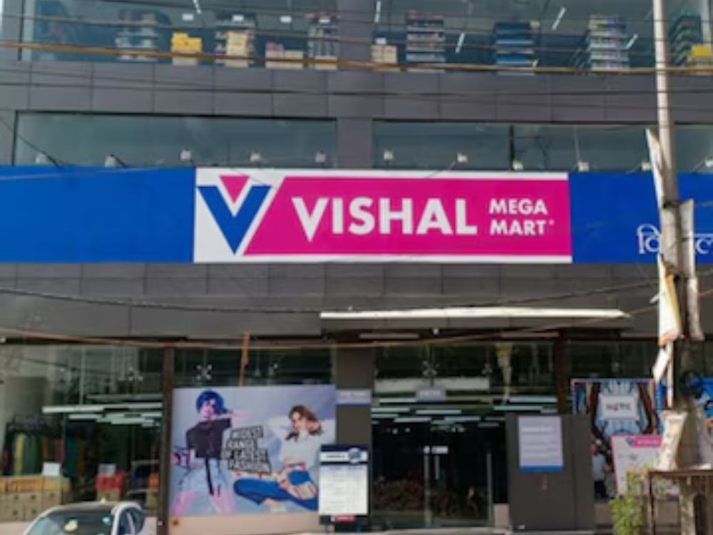 सोशल मीडिया पर क्यों ट्रेंड कर रहा है विशाल मेगा मार्ट, जाने क्या है विशाल मेगा मार्ट में सिक्योरिटी गार्ड की नौकरी की कहानी  